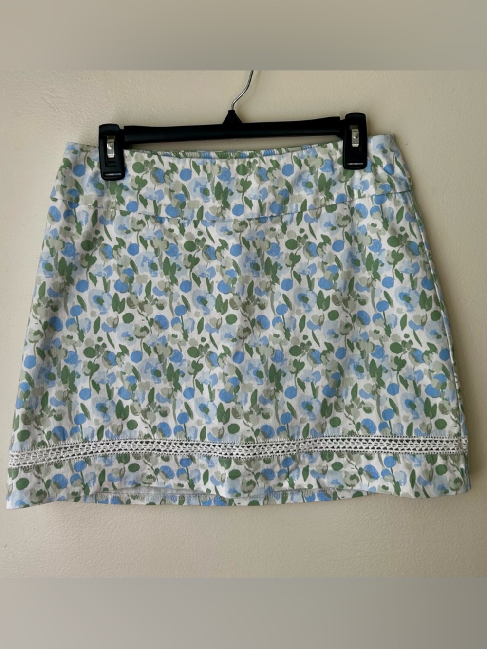 crown & ivy White Mini Skirt with Blue and Green Floral Pattern